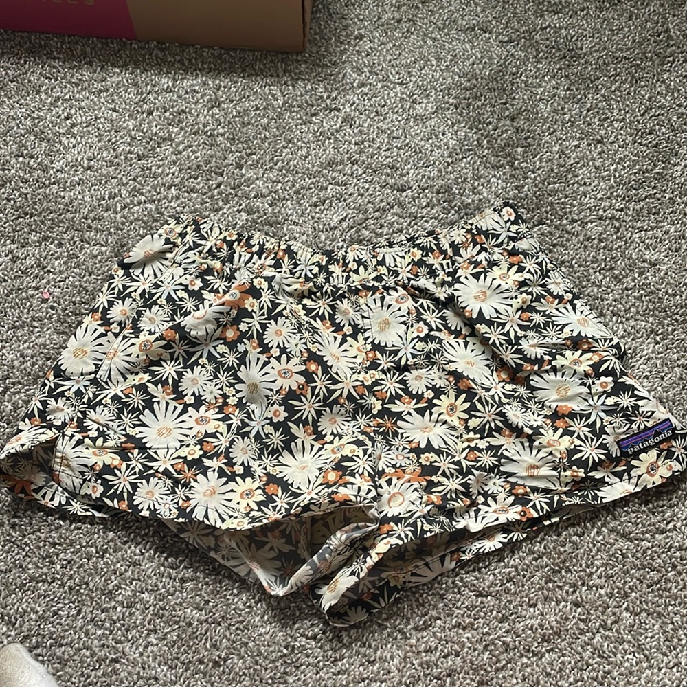 women’s xs black floral patagonia baggies
